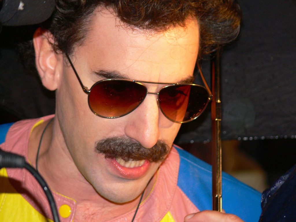 portrait d'un homme portant des lunettes de soleil teintées et une moustache caractéristique