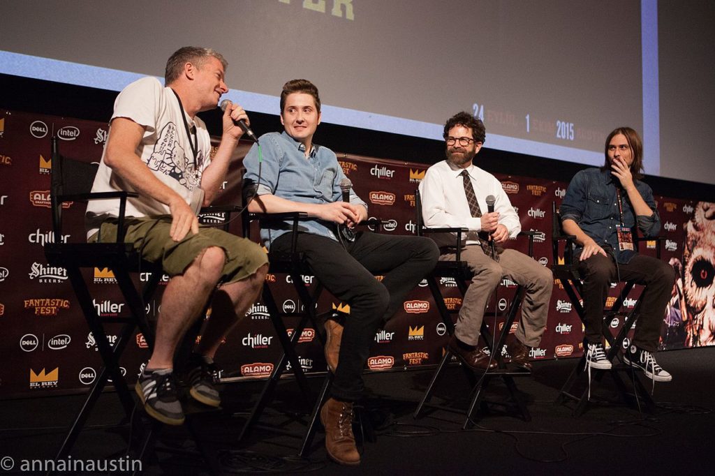 panel de cinéma avec quatre participants en discussion sur scène lors d'un festival