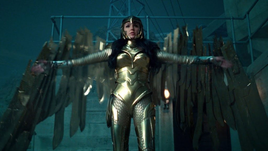 femme en armure dorée avec ailes déployées dans décor futuriste bleu