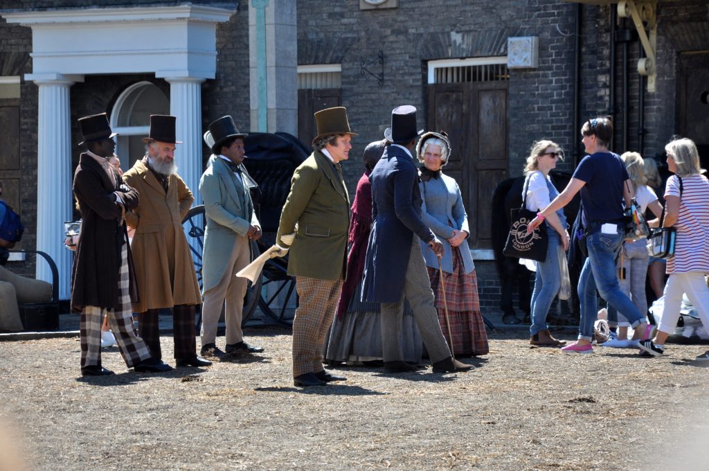 tournage de david copperfield en costumes victoriens sur un plateau de cinéma