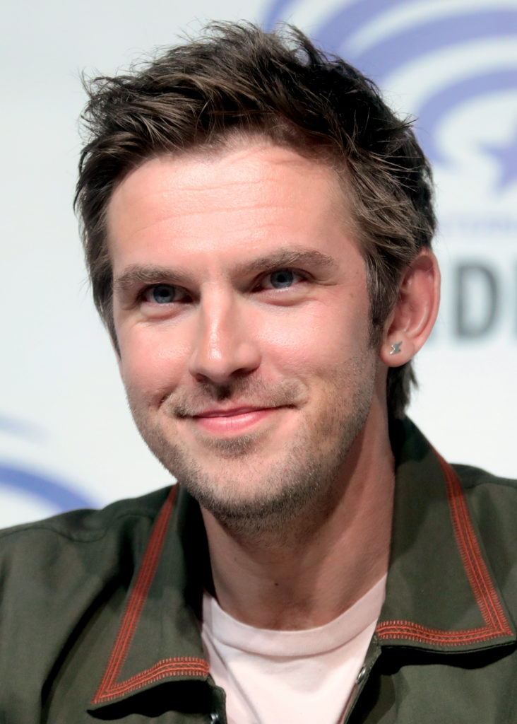 portrait de dan stevens, acteur du film blithe spirit