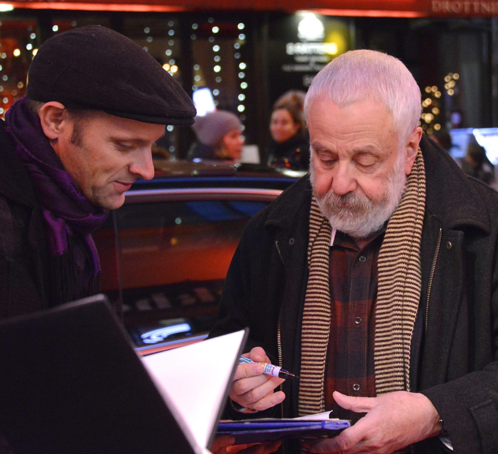 deux hommes signent un autographe lors d'un festival cinématographique