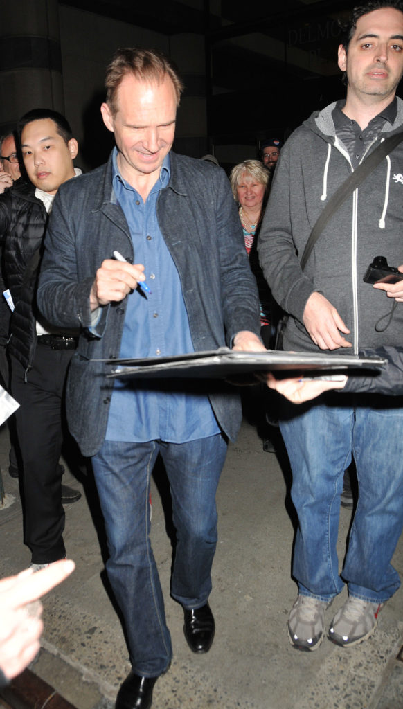 ralph fiennes signant des autographes lors d'un événement cinéma