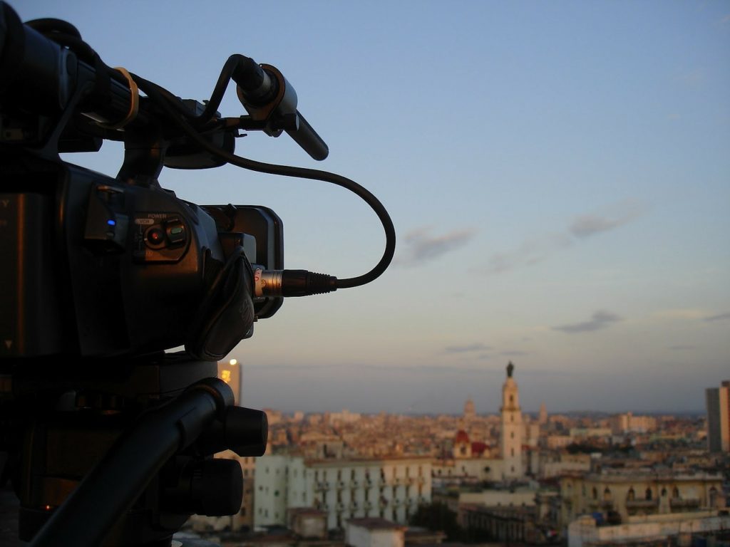 caméra de cinéma pointée vers une ville historique européenne
