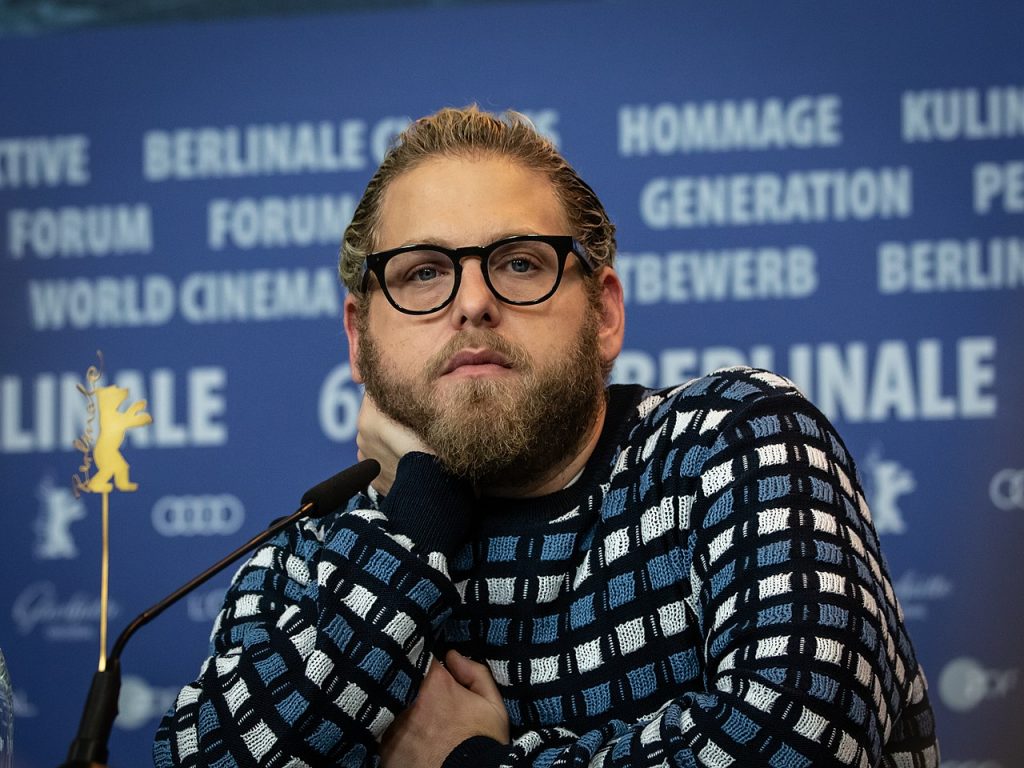 jonah hill aux lunettes lors d'une conférence à berlin