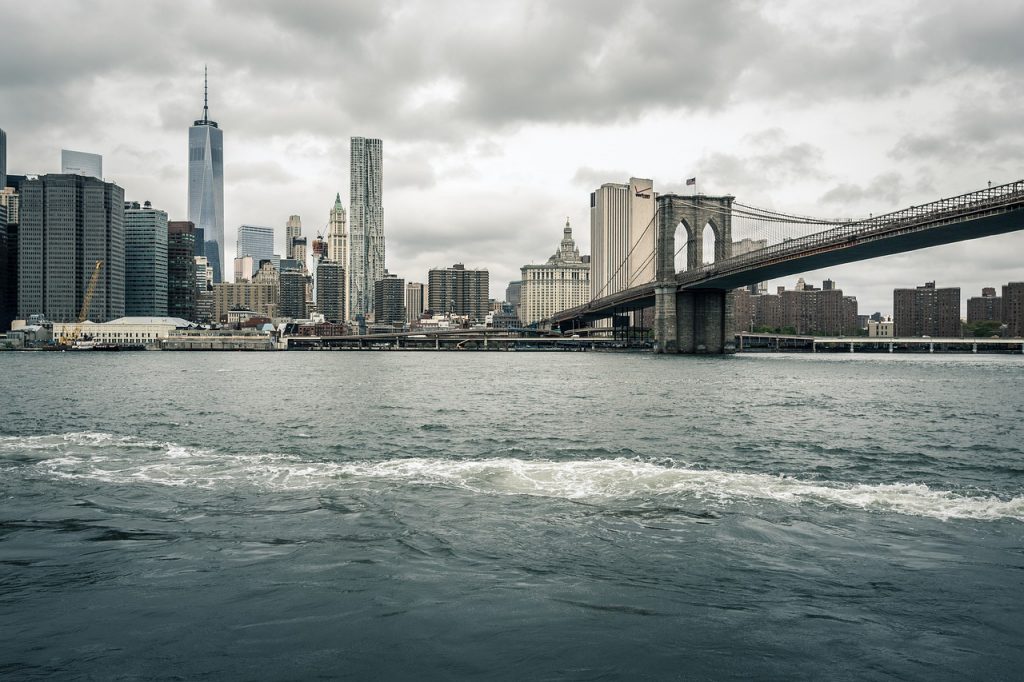 vue de manhattan et du pont de brooklyn depuis l'east river par temps nuageux