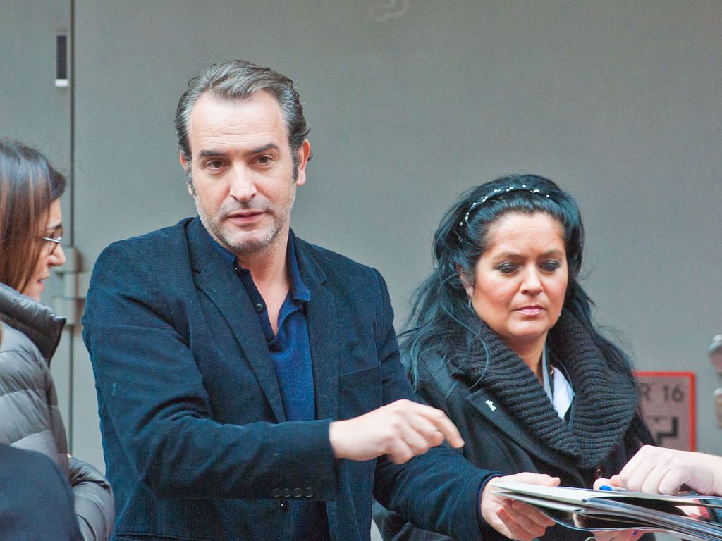 acteur Jean Dujardin signant des autographes à la Berlinale 2014