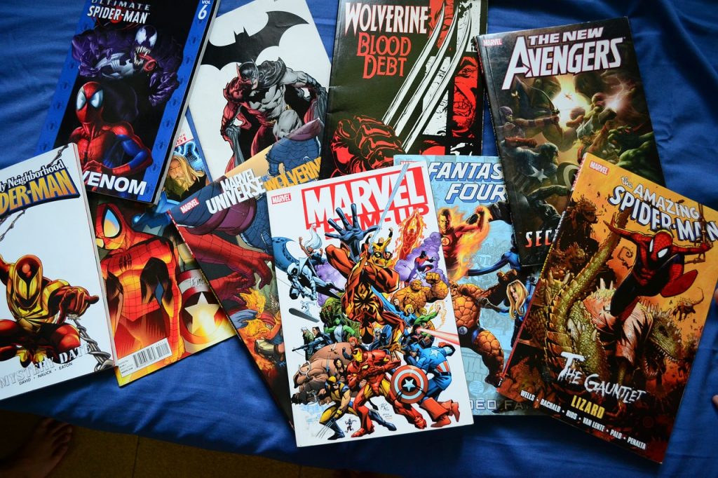 collection de comics marvel incluant spider-man, wolverine et avengers sur fond bleu