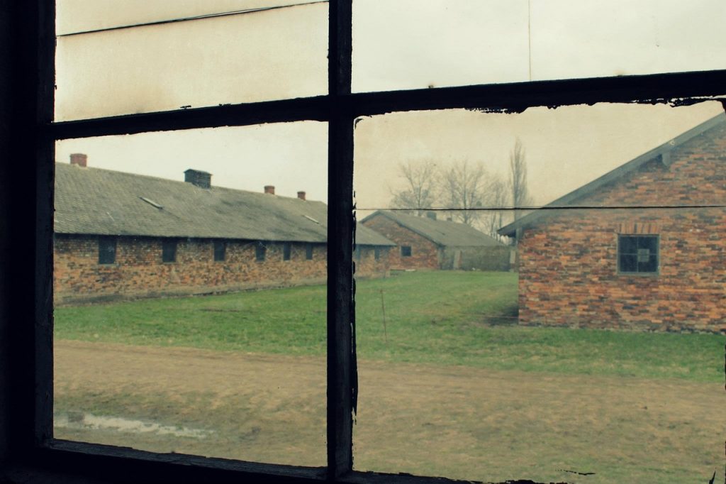 vue à travers une fenêtre de baraquements en brique d'un camp historique