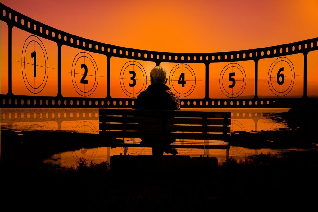 silhouette d'une personne face à un écran de cinéma vintage avec compte à rebours numéroté