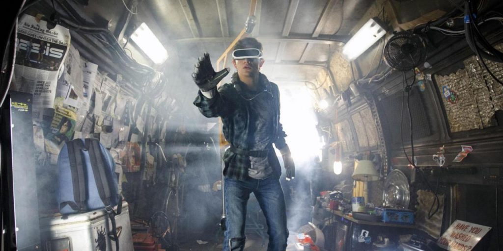 personnage dans un garage futuriste avec casque VR, scène du film ready player one