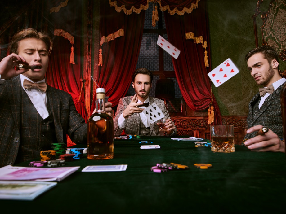 trois hommes en costumes vintage jouent au poker dans un décor de casino luxueux avec rideaux rouges