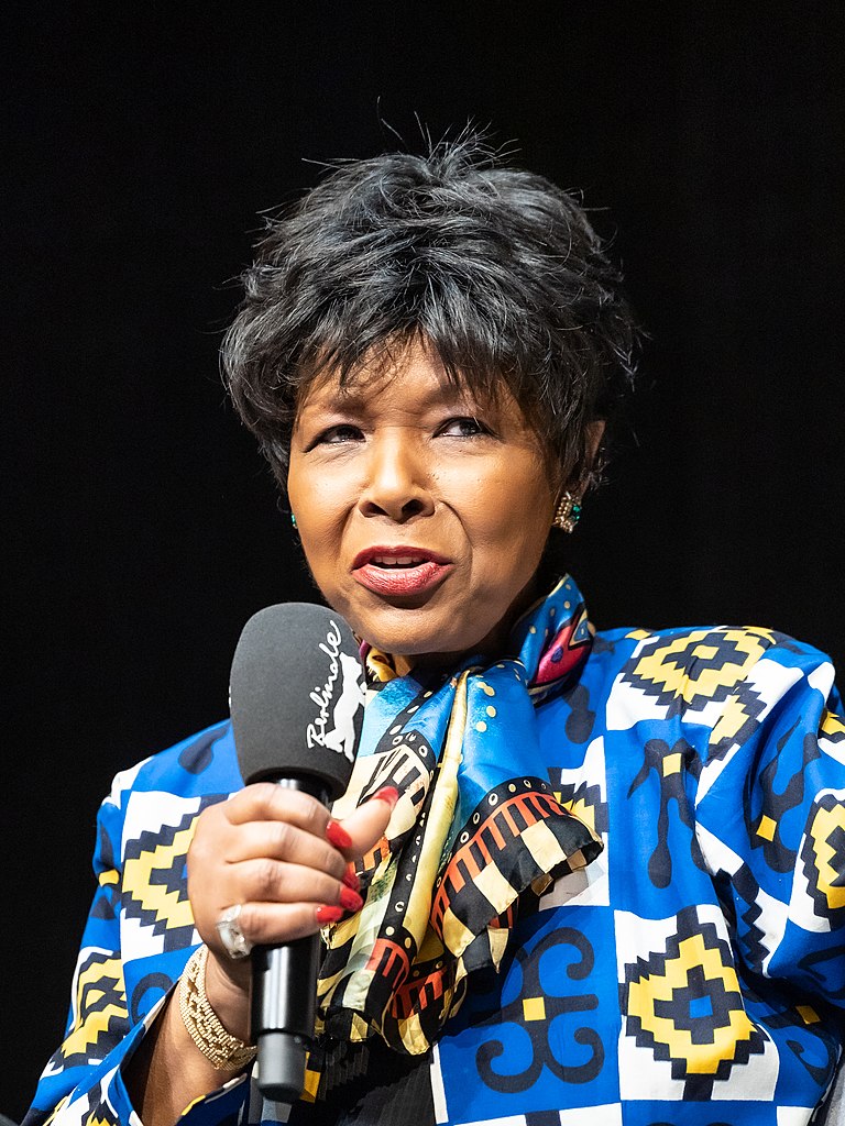 euzhan palcy, cinéaste, tenant un microphone lors d'une présentation