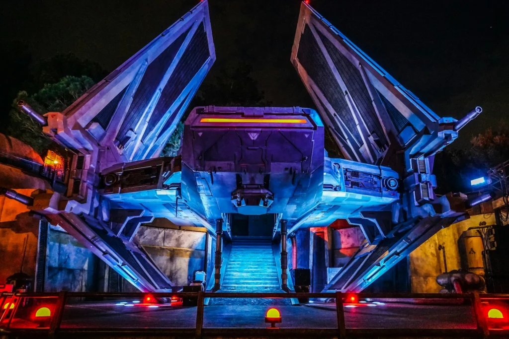 vaisseau spatial futuriste illuminé de néons bleus et rouges la nuit