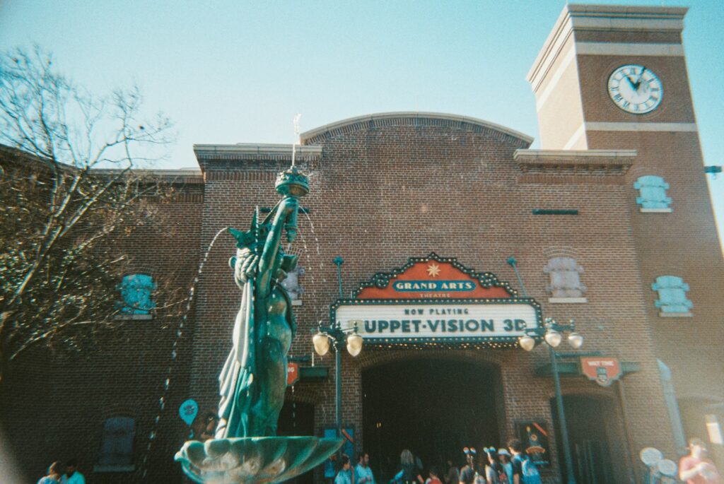 cinéma enfant grand arts theatre avec statue et horloge