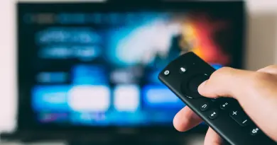 Films hébreux et yiddish sur Netflix : guide 2026 turned-on flat screen television