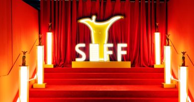 Films israéliens en festivals européens 2026 : boycotts et distribution A red carpet entrance with siff logo and golden trophies.